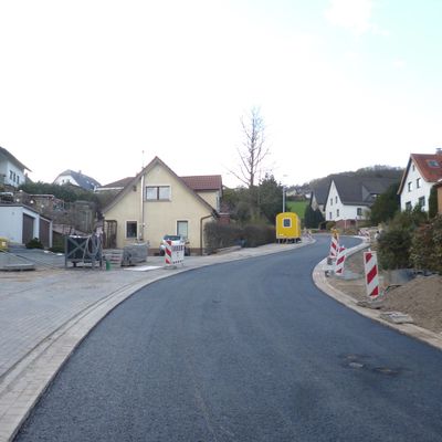 Foto: Blick auf das Straenstck zwischen Schwedenstrae und Hausnummer 68 - fertig asphaltiert