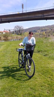 Foto: Klimaschutzbeauftragte Carina Heyer mit ihrem Fahrrad wirbt fr das Stadtradeln 2021.