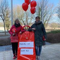 auf dem Foto: Silvia Rose (Gleichstellungsbeauftragte der Stadt Vlotho) und Anja Plger (Leiterin der Jugendkunstschule Vlotho). In der Mitte eine groe rote Tasche mit der Aufschrift: Equal Pay Day 4.0