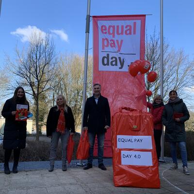 Vlotho: Mit roter Fahne und roter Tasche ein Zeichen zum Equal Pay Day setzen