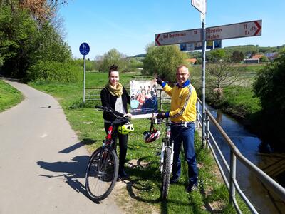 Auf dem Foto sind mit ihren Fahrrdern die Klimamanagerin der Stadt Vlotho, Sarah Wagner (links) und der Mobilittsmanager Udo Phmeyer (rechts) unterwegs.