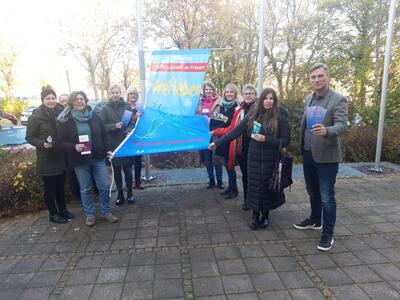 Fahne hissen gegen Gewalt an Frauen und Mdchen vor dem Vlothoer Rathaus