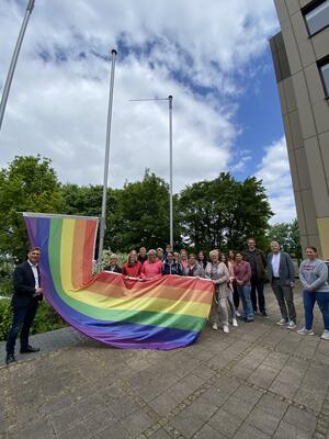 Flagge hissen am Tag gegen Homophobie